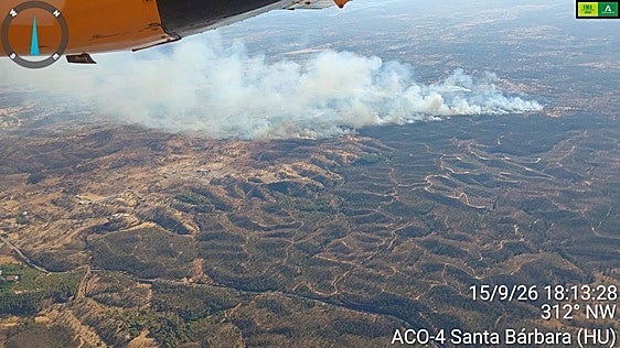 La evolución del incendio de Santa Bárbara de Casa obliga a cortar la carretera HU-7401