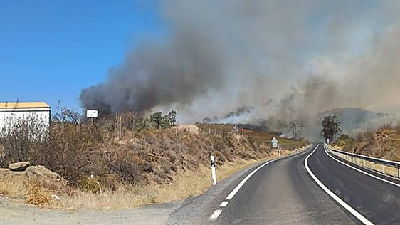 Estabilizado el incendio forestal entre Villanueva de los Castillejos y San Bartolomé de la Torre