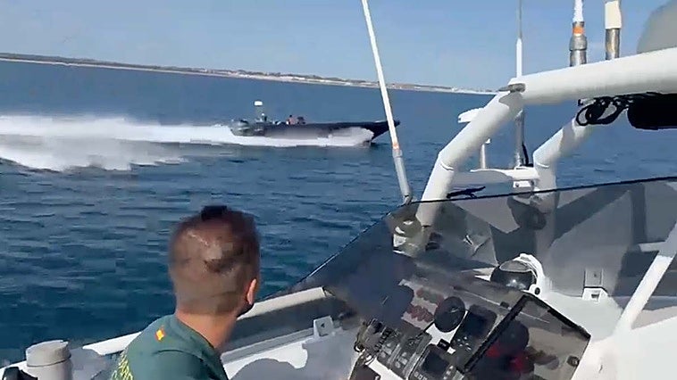 Narcotráfico en Huelva: Detenidos dos tripulantes de una narcolancha tras una peligrosa fuga frente a la playa de Isla Cristina