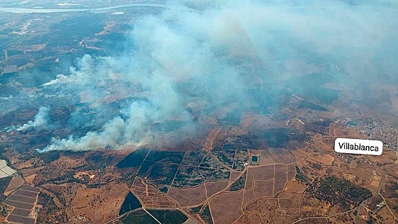 Un incendio en Ayamonte obliga a cortar la A-499 y moviliza a 130 efectivos por tierra y quince medios aéreos