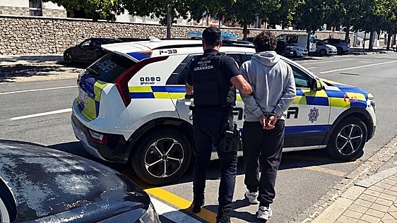 Un tique de aparcamiento sobre el salpicadero delata en Granada a los ocupantes de un coche robado en Huelva