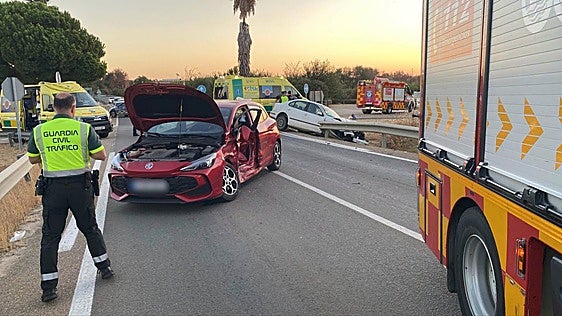 Los bomberos excarcelan a una mujer atrapada en su vehículo tras una colisión en la carretera de Bollullos a Rociana