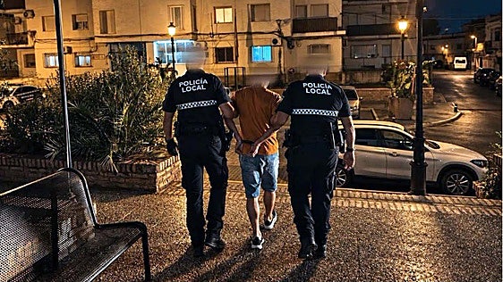 La alerta de un vecino de Almonte permite detener a un hombre que agredía a su mujer tras llegar bebido a casa