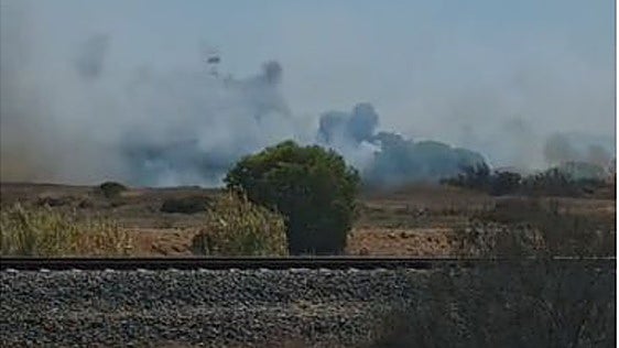 Diez bomberos sofocan un incendio en terrenos de Adif en Huelva capital