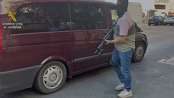 Un agente custodia la llegada de la droga a dependencias de la Guardia Civil para evitar un asalto.