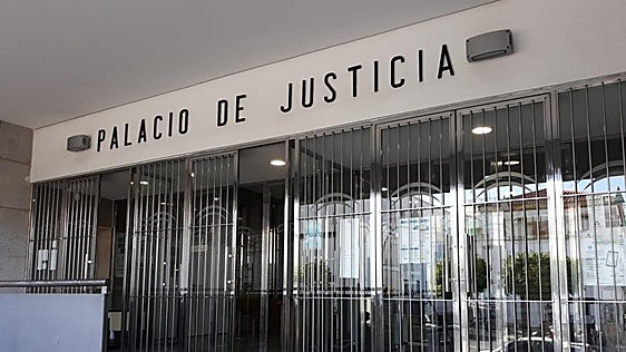 Entrada al Palacio de Justicia de Huelva.