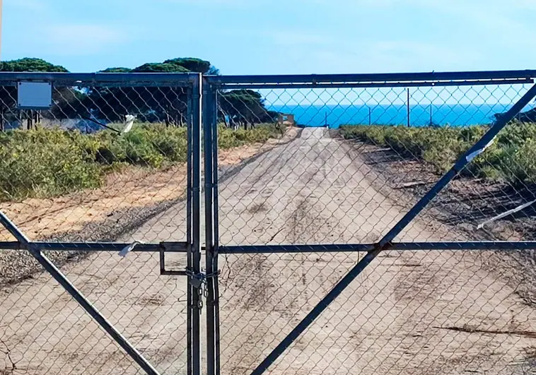 Una cancela impide el acceso a la playa