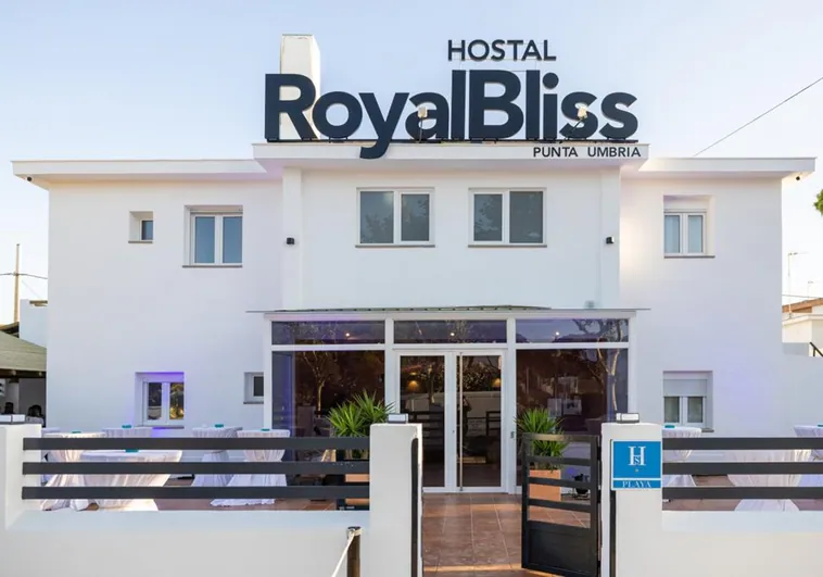 Fachada del nuevo Hostal Royal Bliss en Punta Umbría, ubicado en la avenida del Océano