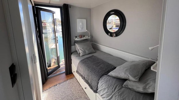 Una de las habitaciones de la casa flotante