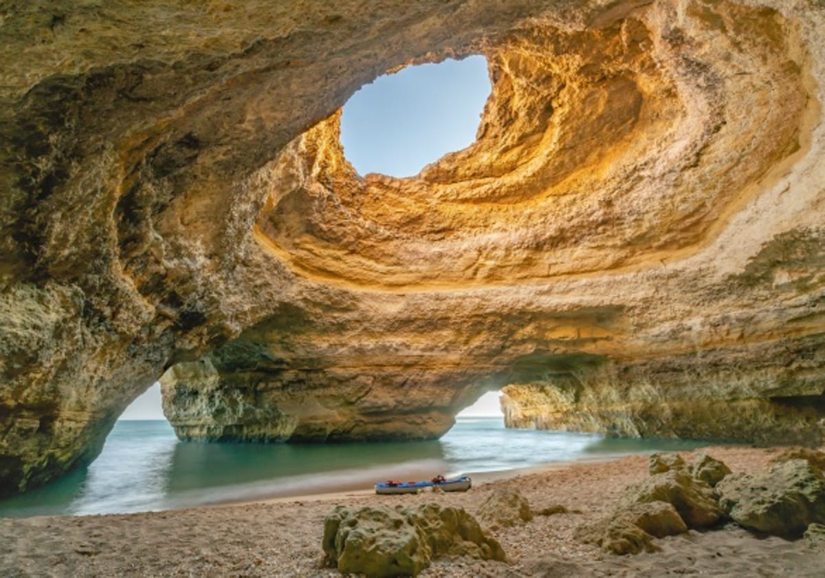 Interior de la cueva de Benagil, en el Algarve portugués