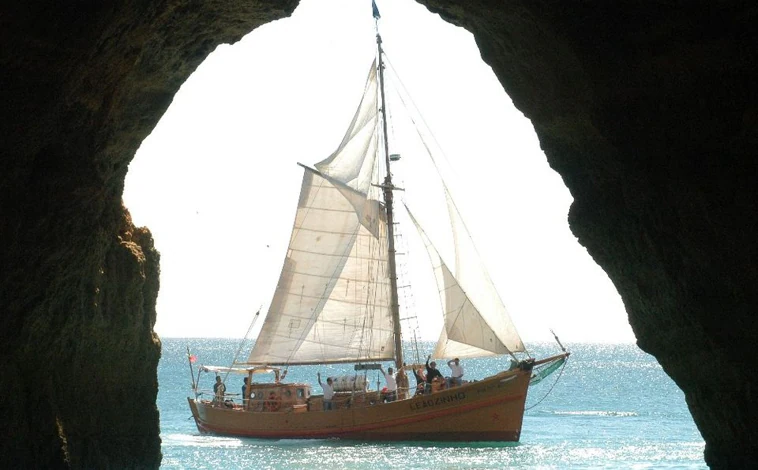 Imagen principal - Santa Bernarda, el barco pirata que recorre la costa del Algarve en un original y divertido paseo turístico