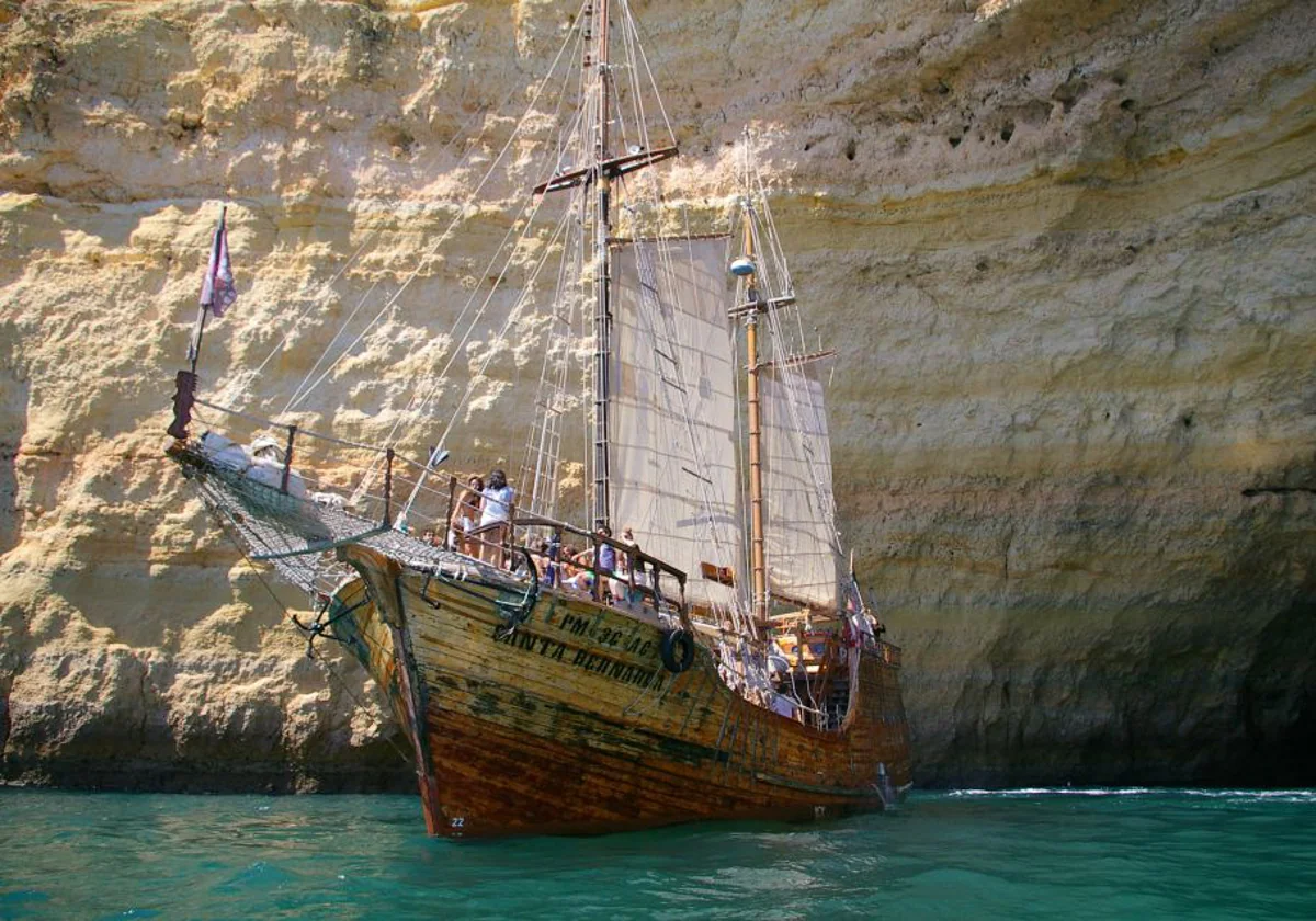El barco pirata Santa Bernarda parte del Cais Vasco da Gama en Portimao