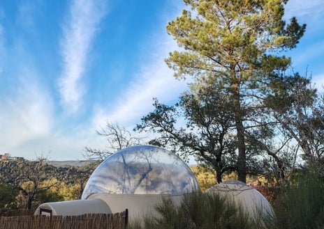 Imagen secundaria 1 - El nuevo hotel burbuja donde dormir viendo las estrellas en la sierra de Huelva: ubicación, precios y descuentos