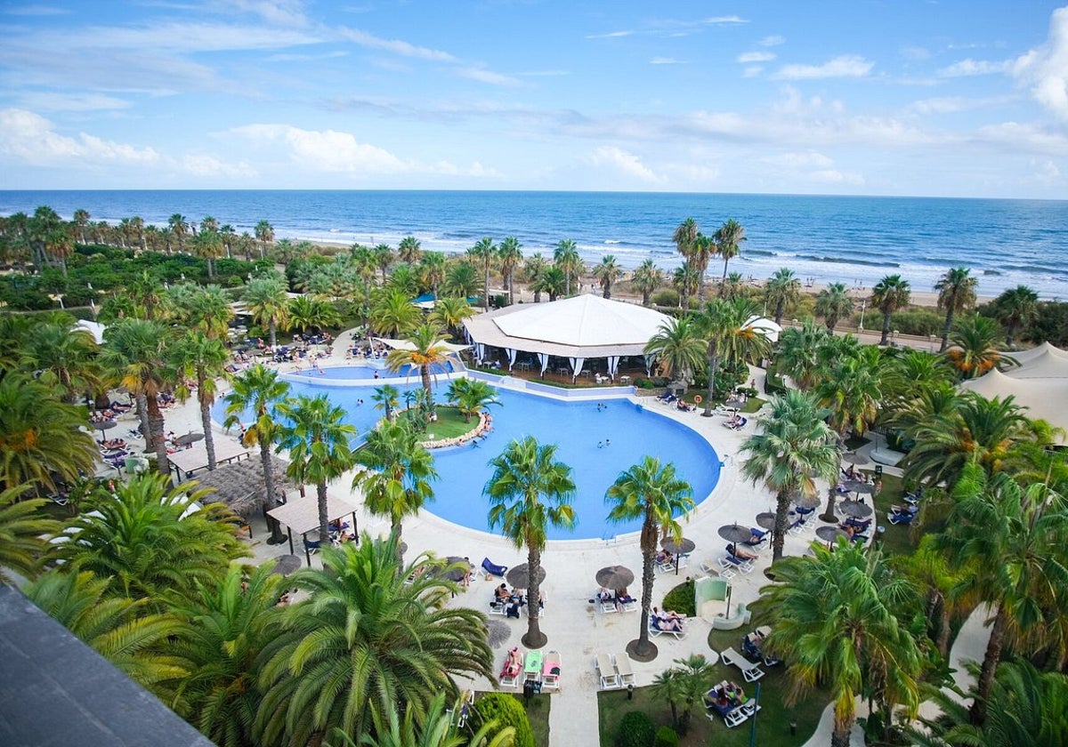 Vista de la zona de piscinas del hotel Estival Islantilla, en la provincia de Huelva