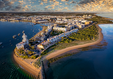 Este pueblo de Huelva es el mejor lugar para viajar en el puente de Andalucía: tiene playa y está a menos de 20 minutos de Portugal