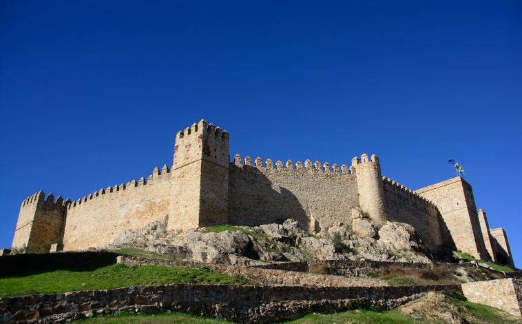 Imagen principal - Este pequeño pueblo de Huelva tiene uno de los castillos más espectaculares y mejor conservados de Andalucía