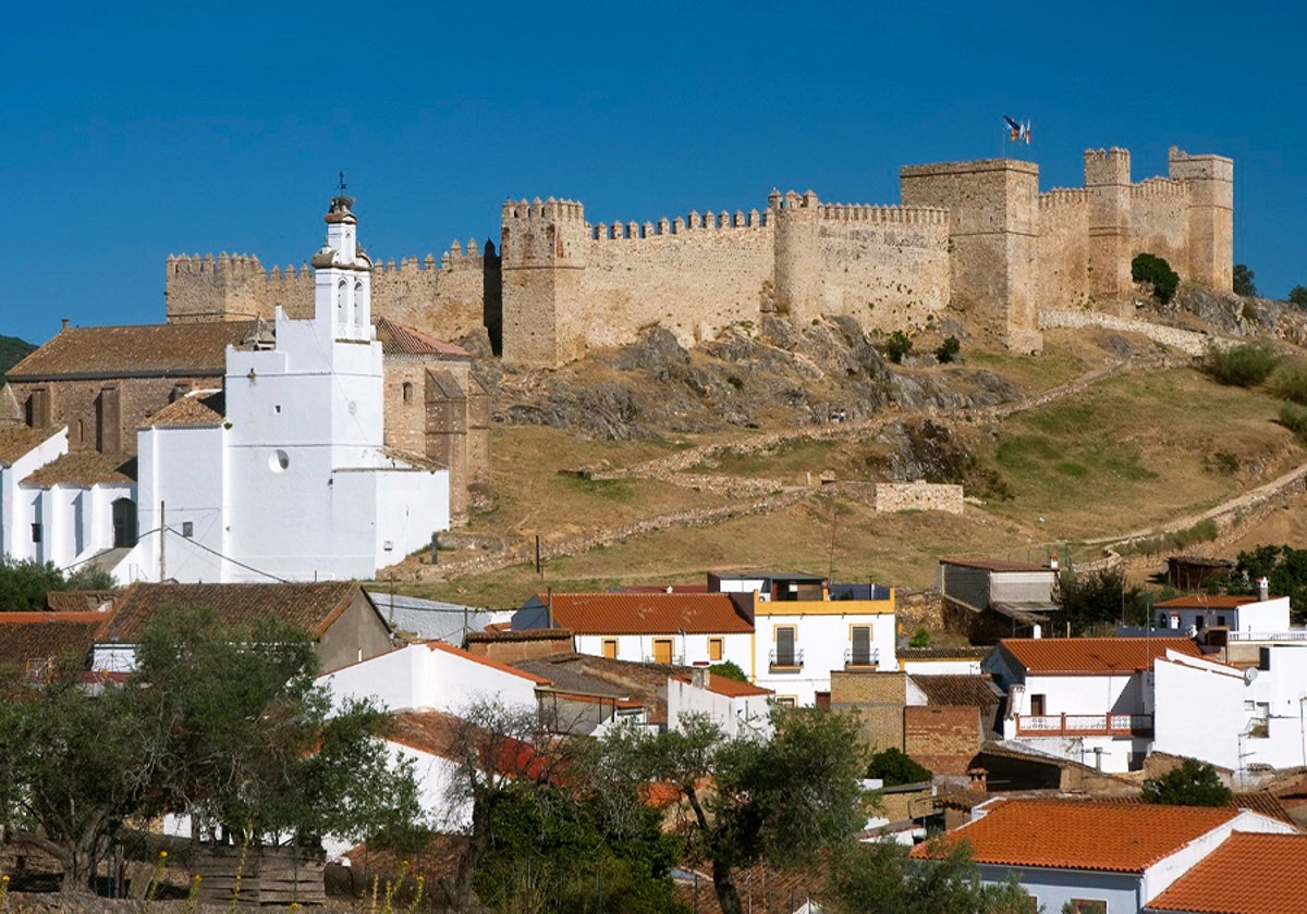 Este es el pequeño pueblo de Huelva que tiene uno de los castillos más espectaculares y mejor conservados de Andalucía