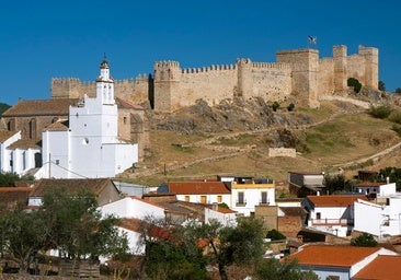 Este pequeño pueblo de Huelva tiene uno de los castillos más espectaculares y mejor conservados de Andalucía