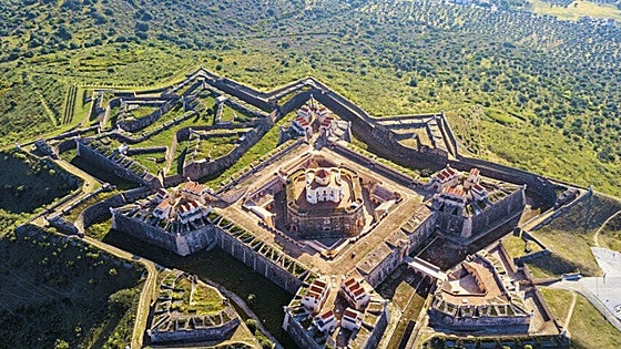 Este pueblo de Portugal tiene uno de los castillos más espectaculares del mundo y está a sólo unas horas de Huelva