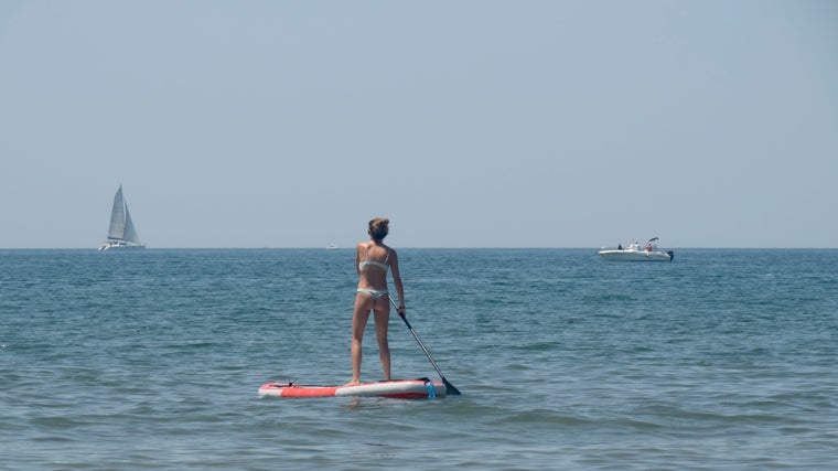 Mujer practicando paddle surf