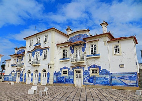 Imagen secundaria 1 - La pequeña Venecia de Portugal que está más cerca de Huelva de lo que imaginas: puedes pasear en góndola por sus canales
