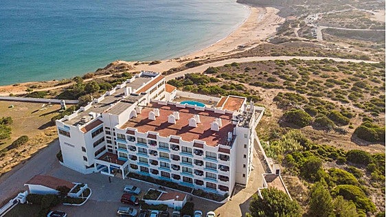 ¿Es más barato veranear en Huelva o en el Algarve? Comparamos precios de hoteles para junio 2026