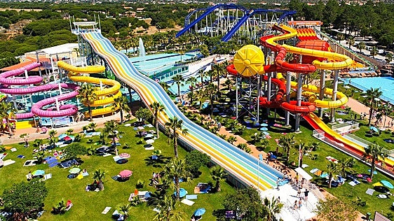 El parque acuático más grande de Portugal está al lado de España: 25 atracciones donde ya es verano