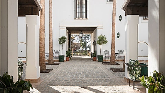 Lujo e historia rociera: el hotel boutique en la aldea del Rocío que parece sacado de una postal andaluza de ensueño