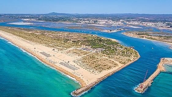 Se encuentra en una isla y sólo puedes llegar en barco: así es la playa más famosa del Algarve que está al lado de Huelva