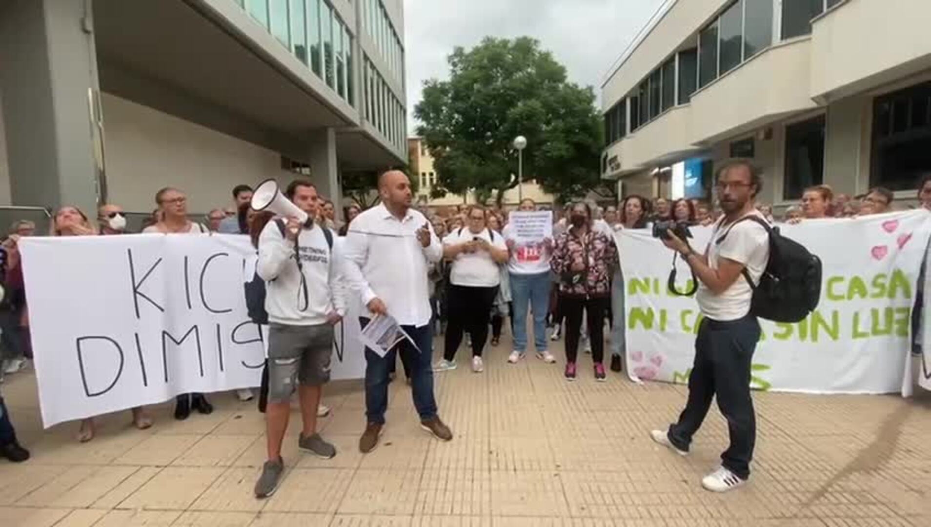 Manifestación contra el precio de la luz frente a Electrica de Cádiz