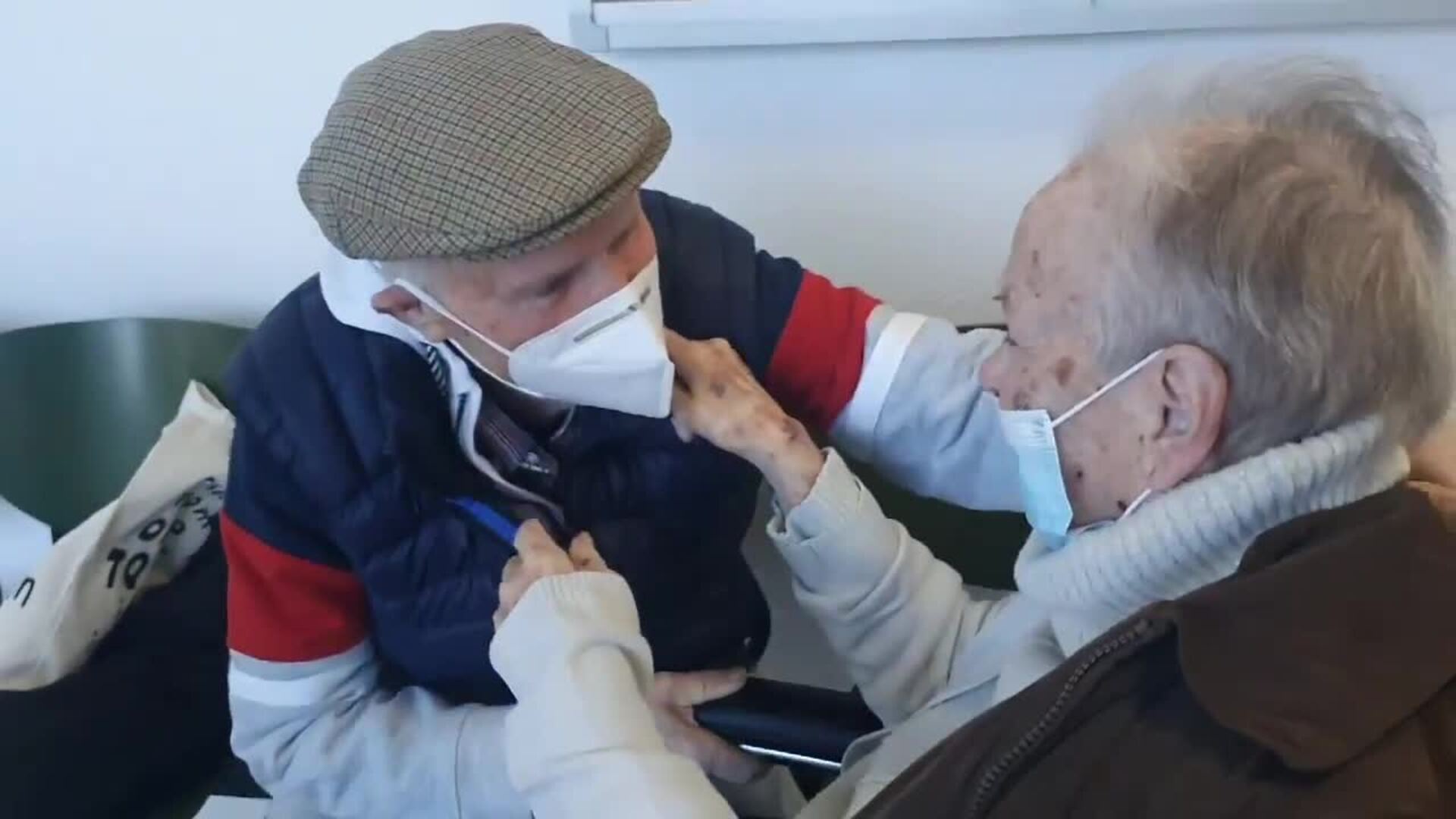 El bonito reencuentro de dos ancianos de Cádiz después de dos semanas sin verse