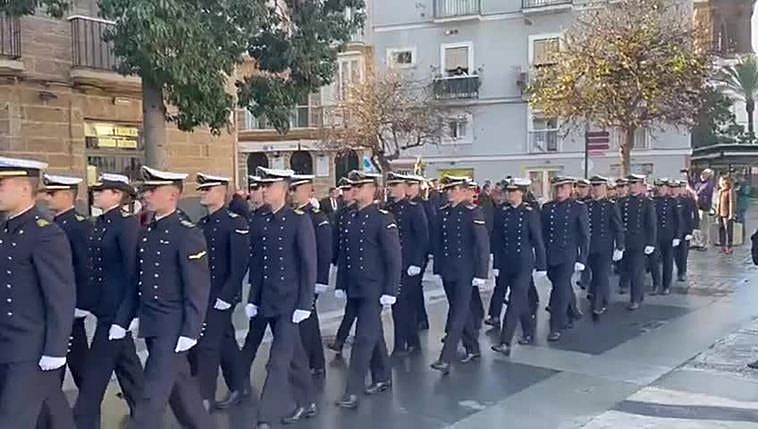 Los guardiamarinas del Juan Sebastián Elcano llevan a la Galeona desde la iglesia de Santo Domingo hasta el Buque Escuela que inicia su 95º crucero de instrucción desde Cádiz
