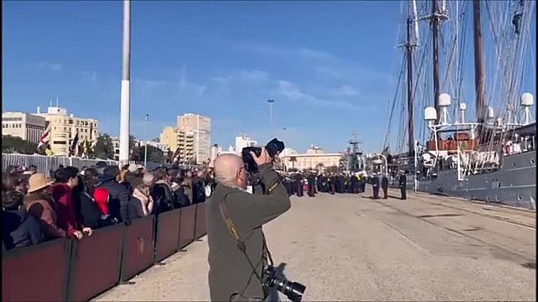 El Juan Sebastián Elcano sale de Cádiz para iniciar su 95º crucero de instrucción
