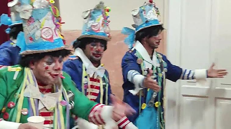 Chirigota Amo escucha chirigota callejera en cuartos de final del COAC 2023 antes de salir a escena