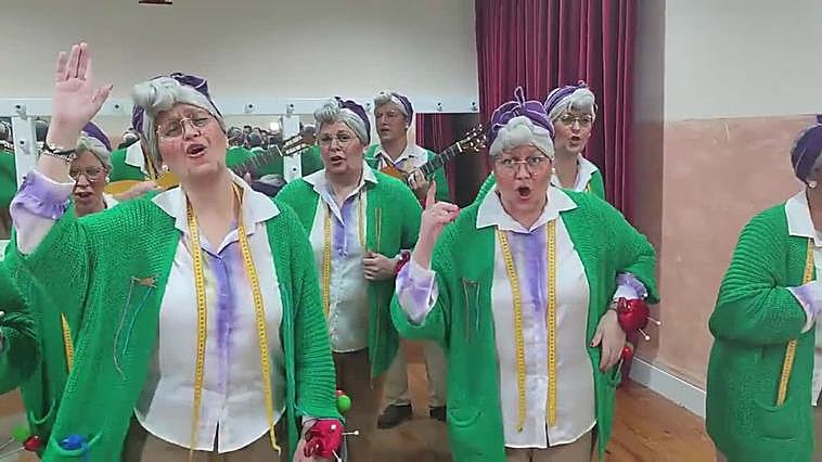 Comparsa Las del tacatá antes de su pase de cuartos de final en el COAC 2023