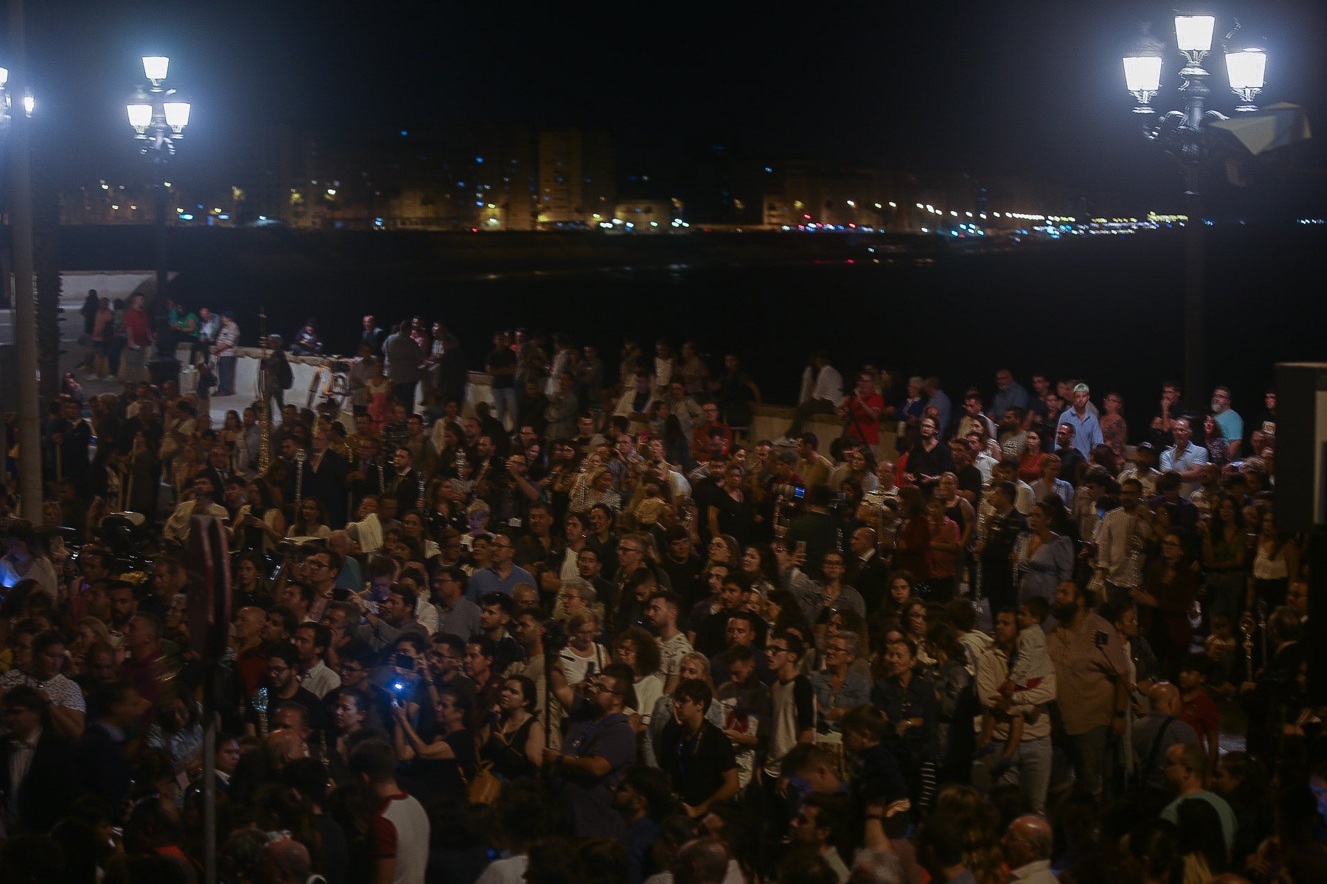 Fotos: las imágenes de los traslados de la Magna de Cádiz