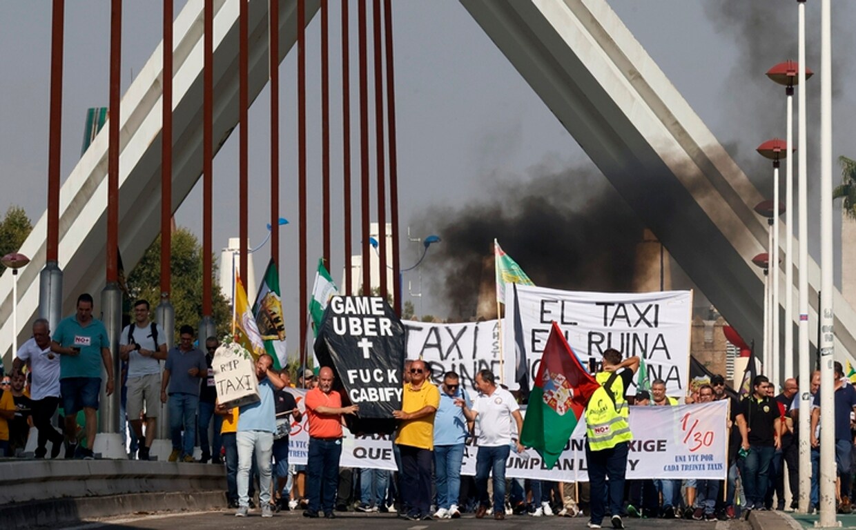 Protestas de taxistas en Sevilla contra Uber y Cabify el pasado 23 de septiembre.