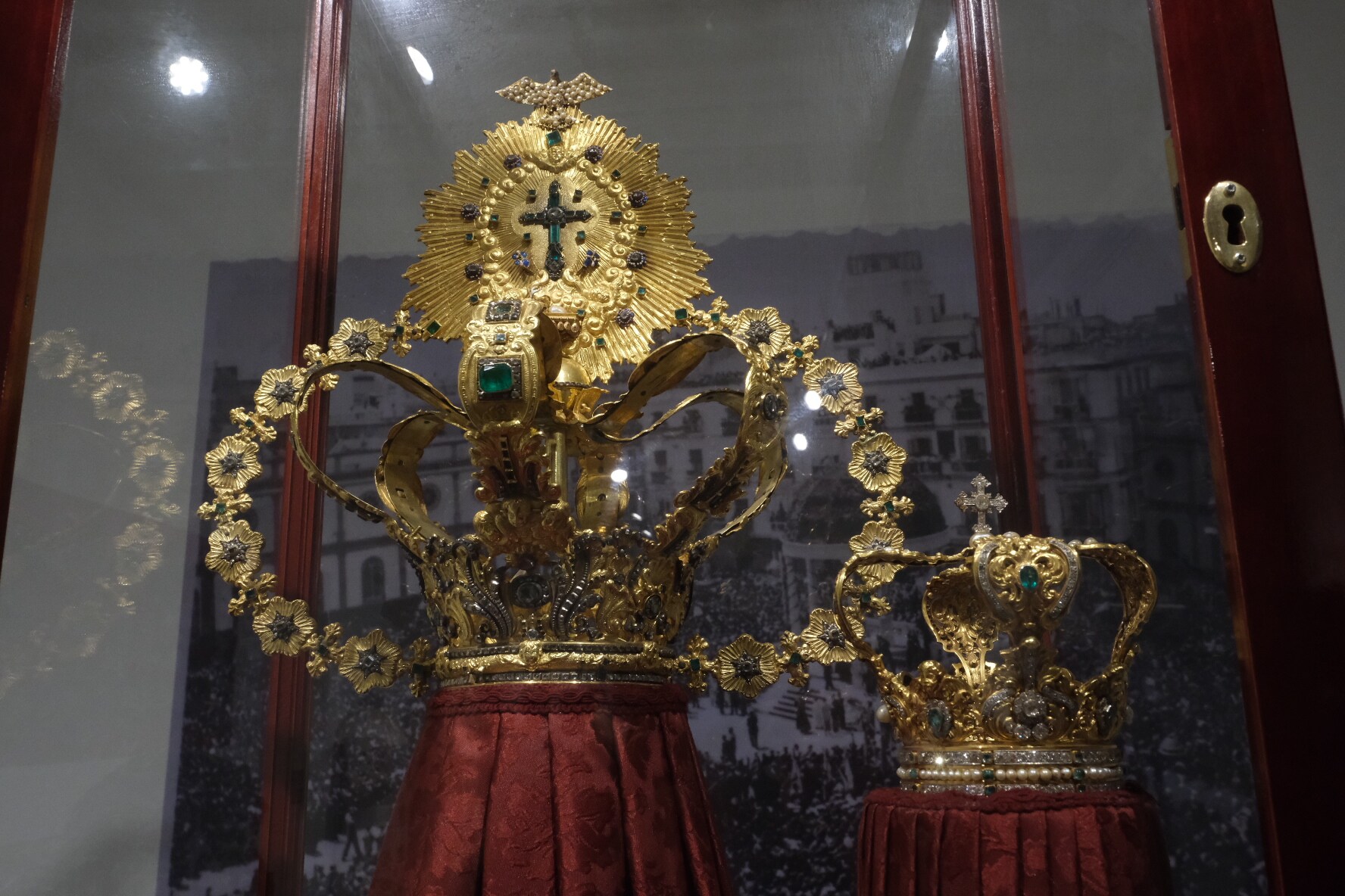 Fotos: la exposición &#039;Rosario, por Cádiz coronada&#039; en la Fundación Cajasol