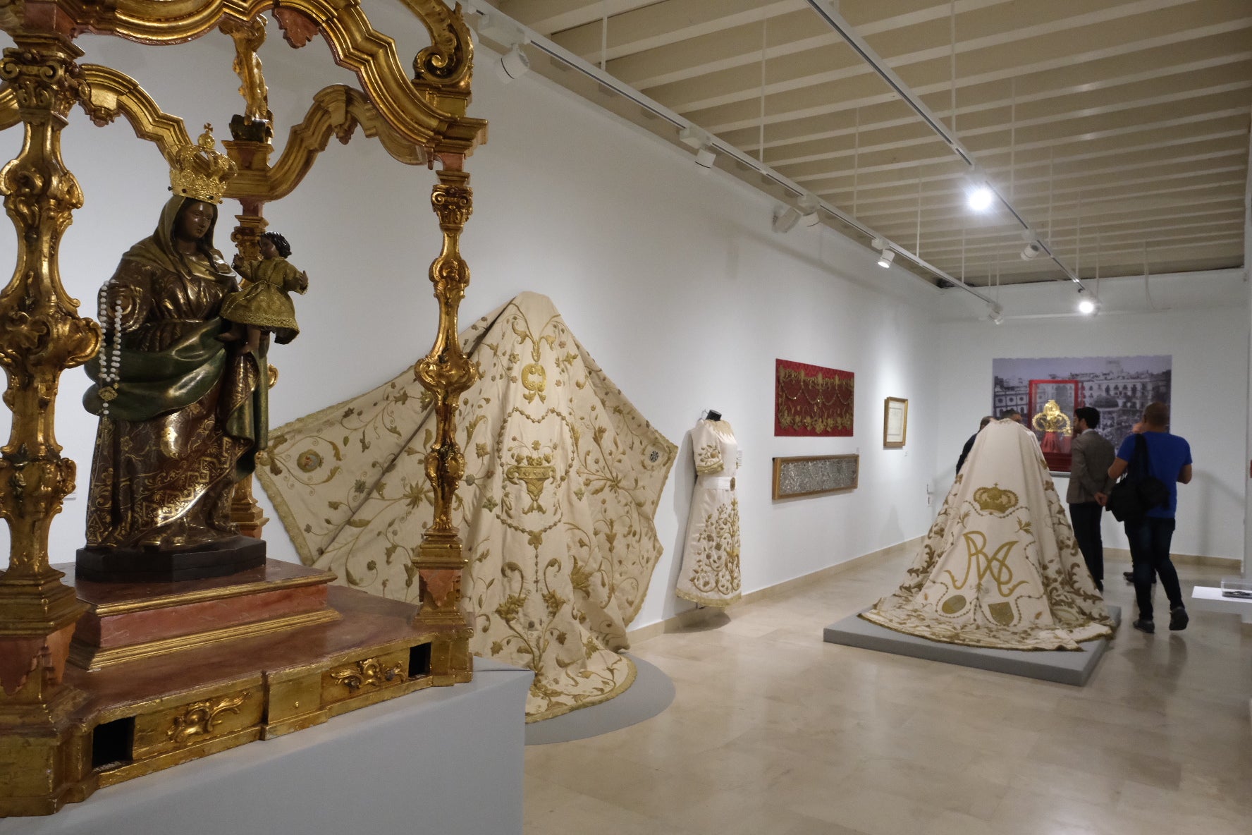 Fotos: la exposición &#039;Rosario, por Cádiz coronada&#039; en la Fundación Cajasol