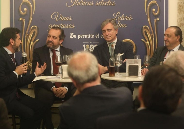 La carga en Andalucía y en Cádiz, a debate en la taberna Las Banderas