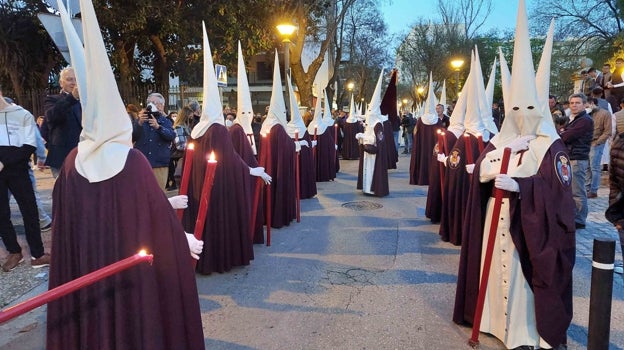 Nazarenos de la Hermandad de la Entrega