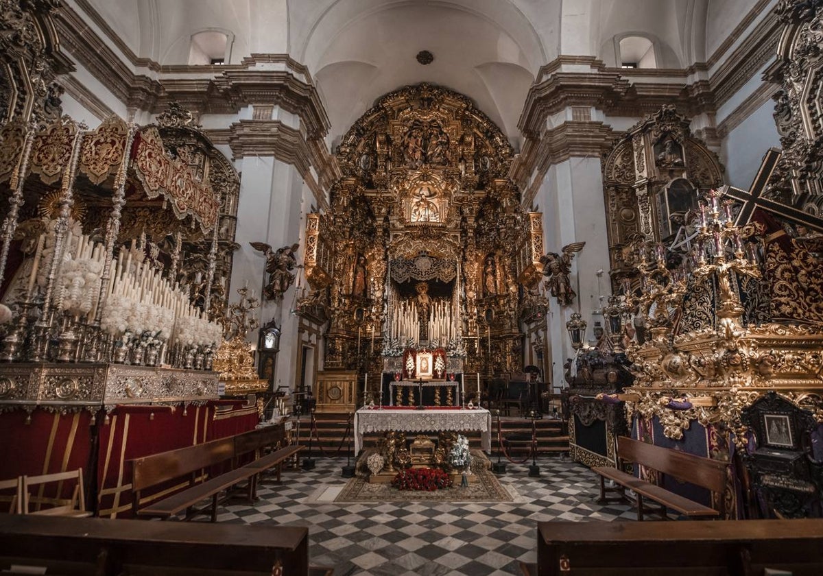 Virgen de los Dolores en el centro de la imagen en San Lorenzo donde ya están los cinco pasos preparados