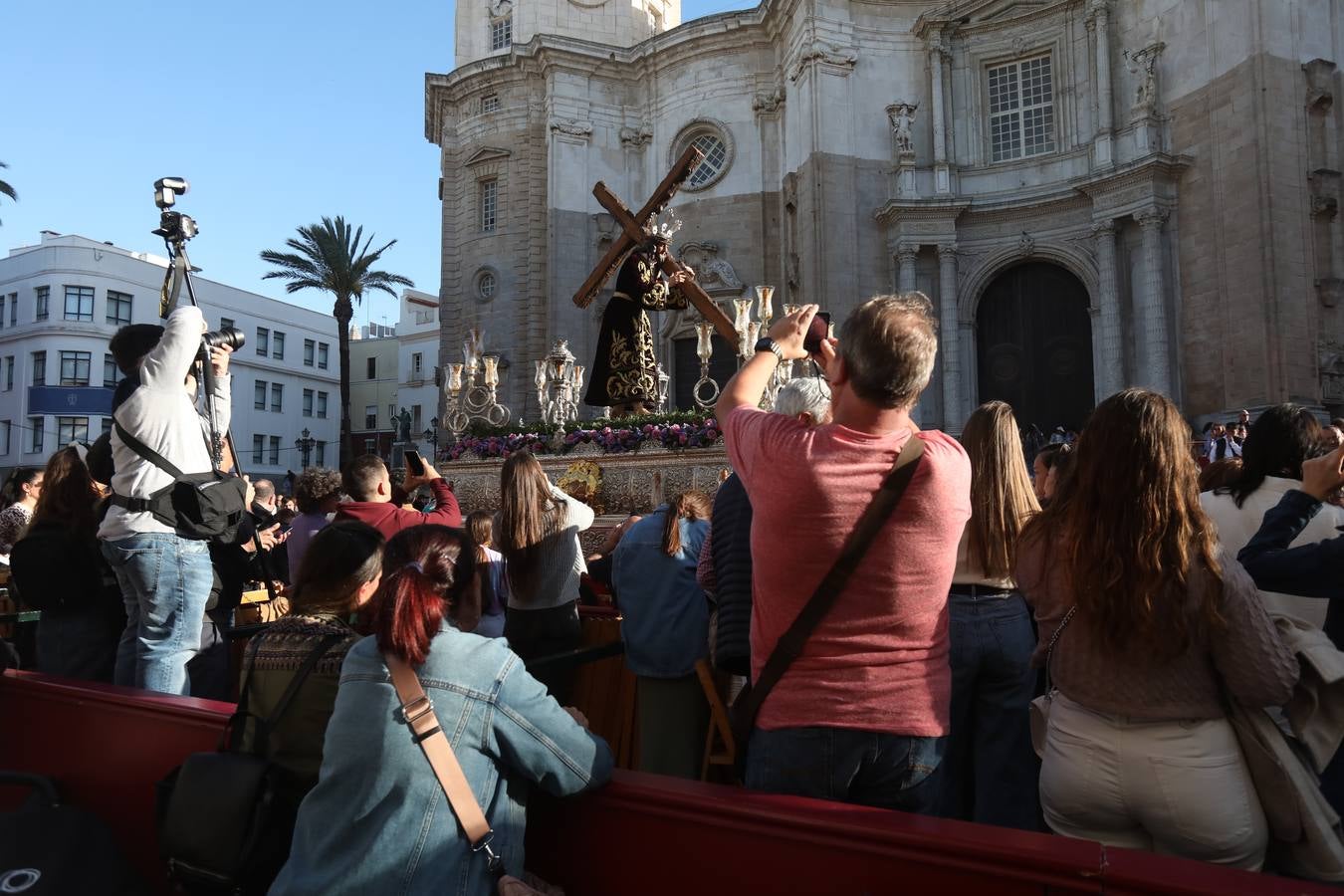 Fotos: el estreno procesional del Nazareno de la Obediencia de Cádiz