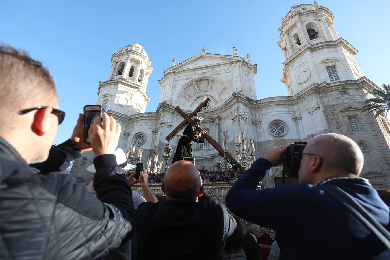 Fotos: el estreno procesional del Nazareno de la Obediencia de Cádiz