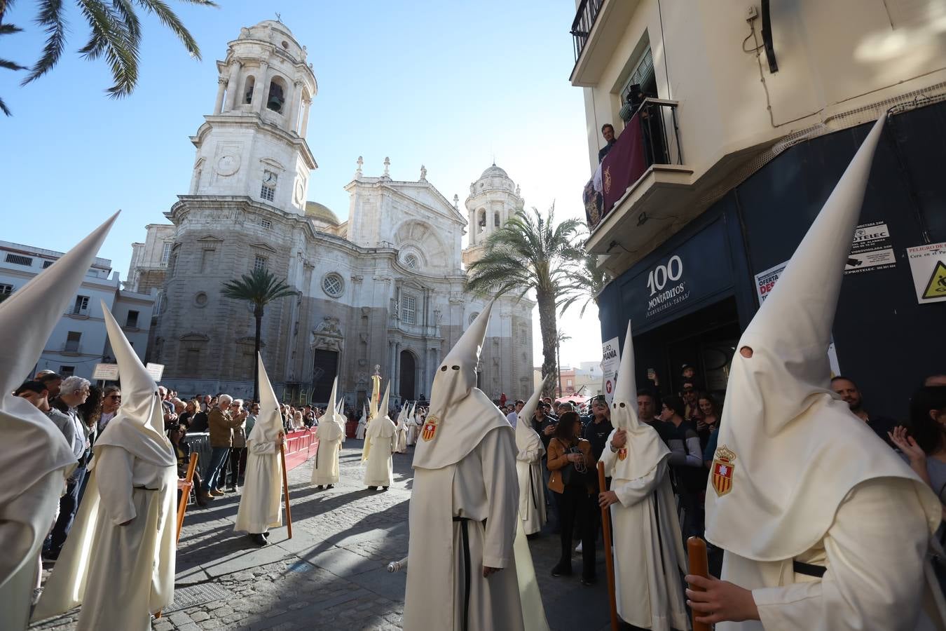 Fotos: el estreno procesional del Nazareno de la Obediencia de Cádiz