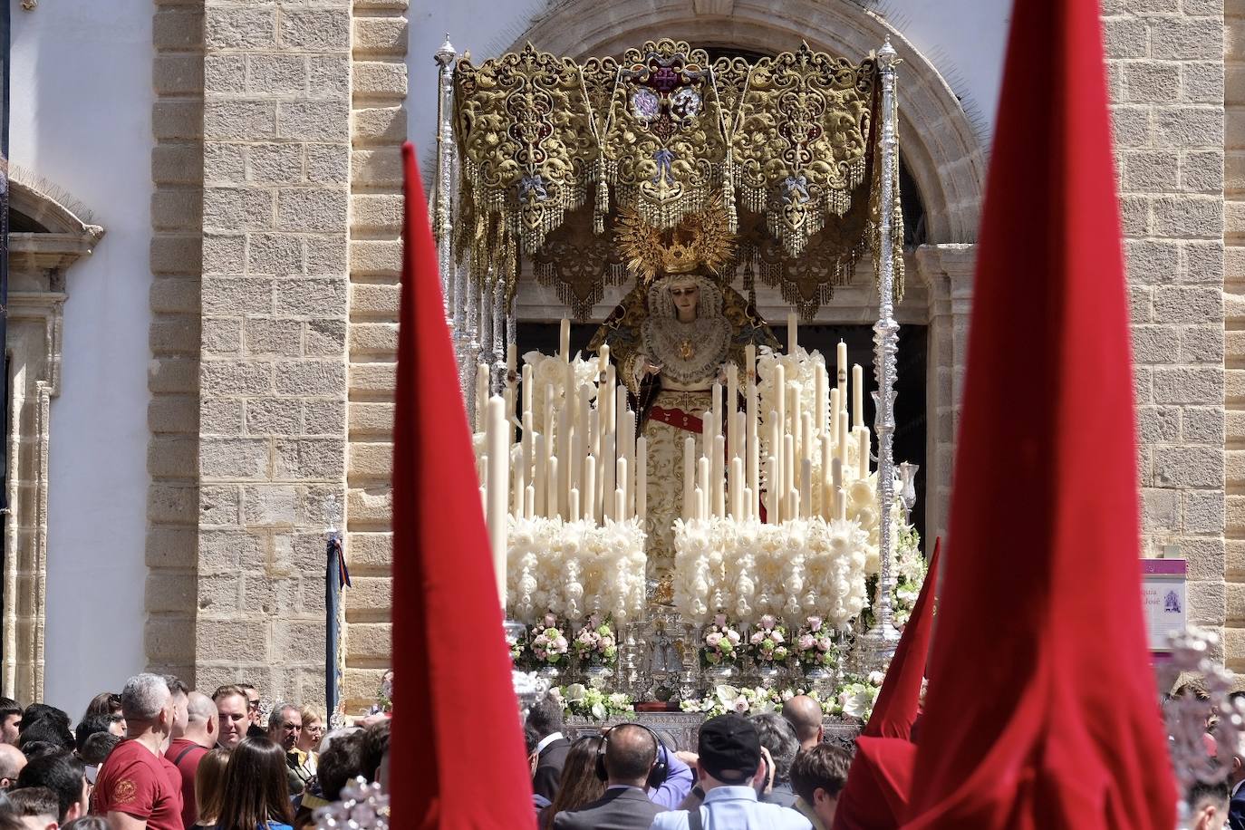 Fotos: la Borriquita ya luce en procesión en este Domingo de Ramos