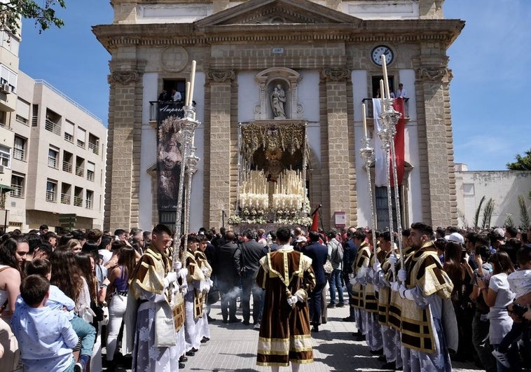 Fotos: la Borriquita ya luce en procesión en este Domingo de Ramos