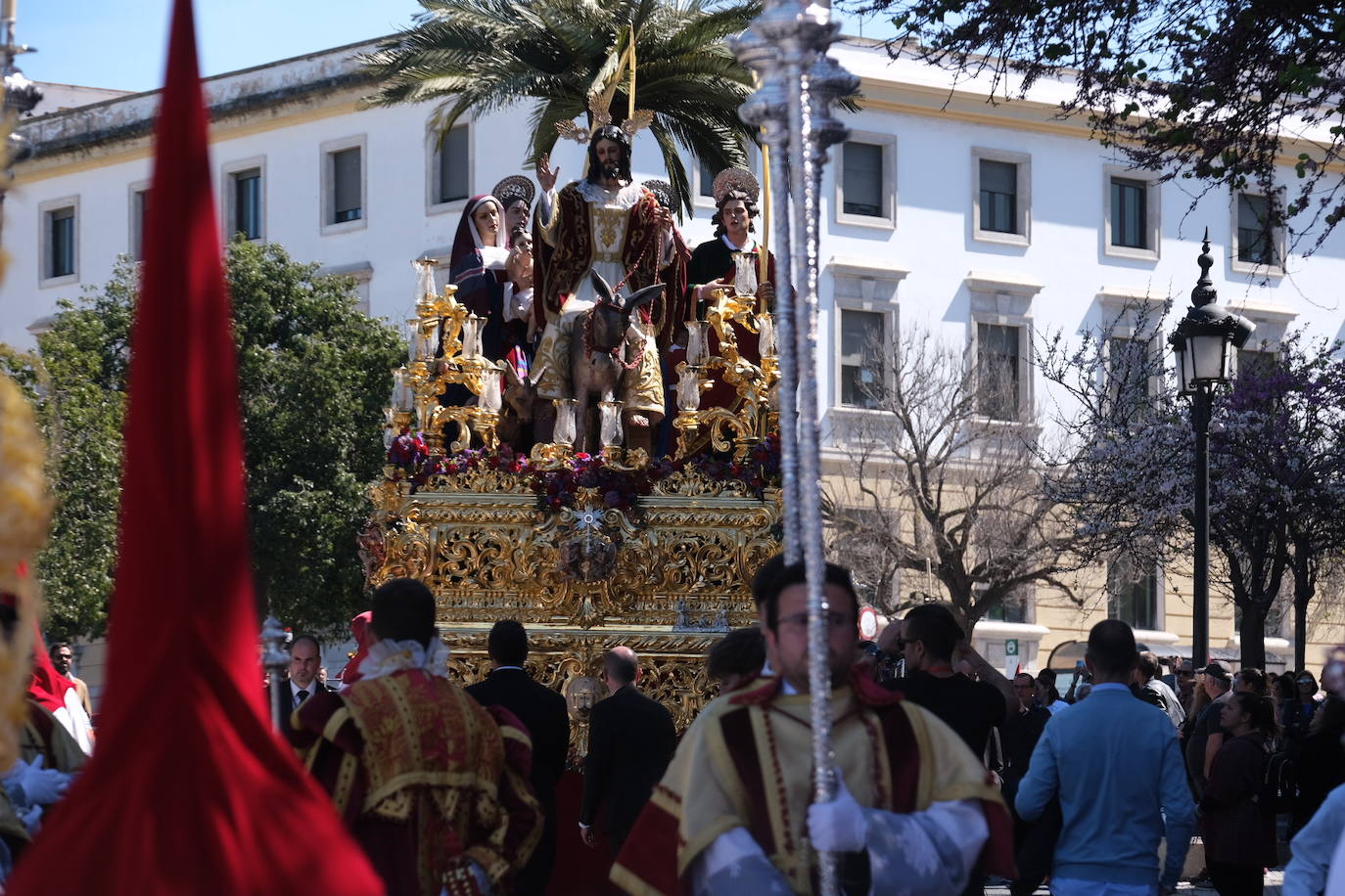 Fotos: la Borriquita ya luce en procesión en este Domingo de Ramos