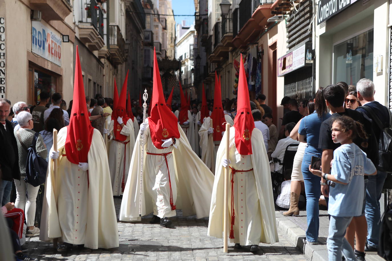 Fotos: Las Penas y su andar por las calles de Cádiz en este Domingo de Ramos
