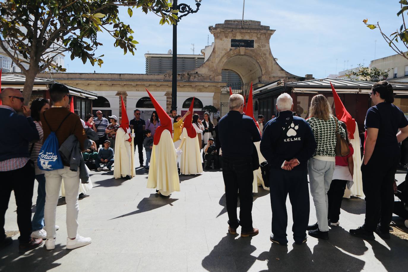 Fotos: Las Penas y su andar por las calles de Cádiz en este Domingo de Ramos